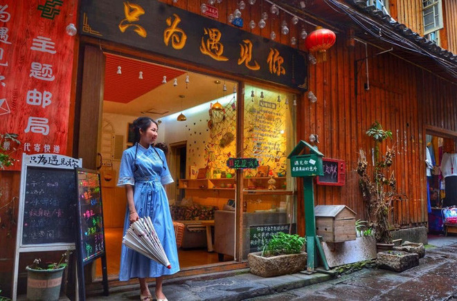 Anh Dũng xuất phát điểm như bao ông chồng khác nhưng từ ngày lấu vợ đã cố gắng nâng cấp bản thân thành nhiếp ảnh gia chuyên nghiệp trong mọi tình huống mà cô vợ đòi hỏi.