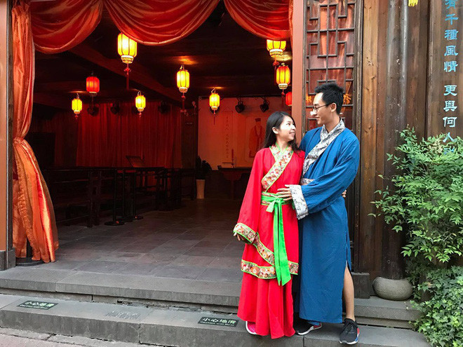 Câu chuyện hài hước về việc lấy vợ mê cổ trang của anh Dũng khiến cộng đồng mạng thích thú vô cùng. Thậm chí, nhiều người con gọi anh là "người đàn ông vàng trong làng tâm lý" bởi sự chiều chuộng vợ và khám phá thêm tiềm năng của bản thân.