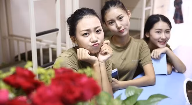 Đặc biệt, tại một khu tập quân sự tại tỉnh Tứ Xuyên (Trung Quốc), có một căn phòng mà cả bốn cô gái trong đó là bốn bóng hồng nổi bật nhất trong các sinh viên năm nhất.