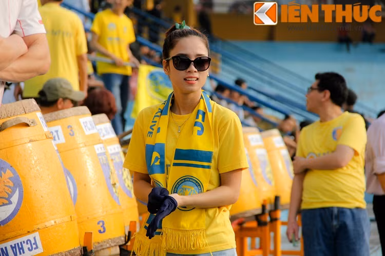 Các bóng hồng của Hà Nội cũng chẳng thua kém gì về sự nhiệt tình với bóng đá so với các CLB khác.