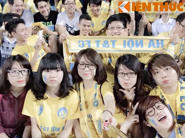 Những vũ điệu đáng yêu liên tục được các fan nữ xinh đẹp thể hiện trong suốt trận đấu. Họ tranh thủ chụp ảnh trước giờ bóng lăn.