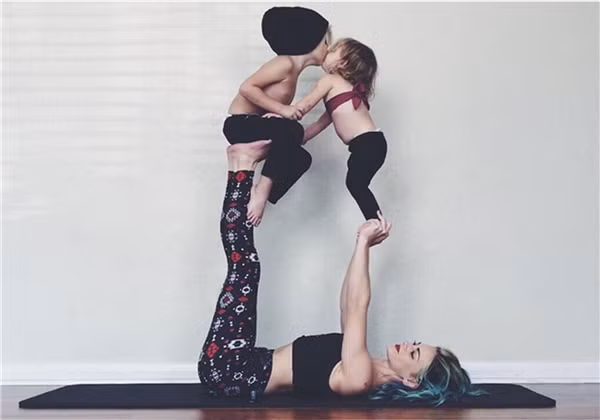 Tuy nhiên, điều khiến Charity được nhiều dân mạng chú ý tới đó là cô đã sử dụng chính 2 đứa con của mình là Oakley 6 tuổi và Felicity 2 tuổi để tập luyện bộ môn Yoga khó nhằn trên.