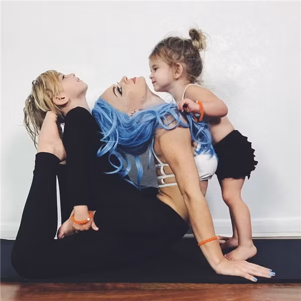 Không phải thường xuyên tới phòng tập, Charity đã tận dụng tất cả những thứ có sãn trong nhà như mái nhà, trần nhà, cột để biến chúng thành vật dụng tập luyện của mình.