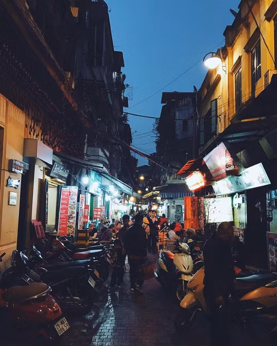 Không có nền công nghiệp du lịch phát triển mạnh như Thái Lan nhưng Việt Nam cũng là địa điểm thu hút một lượng không nhỏ khách du lịch hàng năm. Vì thế có rất nhiều nhiếp ảnh gia tìm đến Việt Nam để có được những trải nghiệm và bức hình ấn tượng, một trong số đó là Jono Renton, nhiếp ảnh gia người Anh.