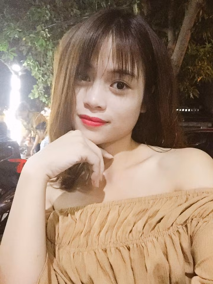 Nguyễn Thu cho biết dòng máu đam mê bóng đá của đã chảy trong con người của cô gái nhỏ nhắn, xinh đẹp này đã từ rất lâu. Mỗi khi các cầu thủ Nghệ An được trở về với chảo lửa thành Vinh, cô gái sinh năm 1997 này là chuẩn bị thu xếp công việc để vượt qua 50 km hành trình từ nhà đến sân. Tâm sự với PV Kiến Thức, Thu cho biết thêm: "Có nhiều khi do nhỡ dở việc, em tới sân vào hiệp 2 nên phải năn nỉ, khóc lóc xin mãi chú bảo vệ sân mới hé cánh cổng để xem 45 phút còn lại".