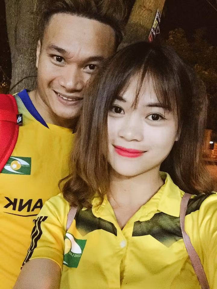 Người dân Nghệ - Tĩnh nổi tiếng không chỉ bởi hiếu học mà họ còn có tình yêu vô cùng lớn với trái bóng tròn, dù trời nắng hay mưa, dù đội nhà có thắng hay thua thì những người con xứ Nghệ vẫn truyền lửa đầy nhiệt huyết trên sân. Mới đây nhất, trong trận đấu giữa SLNA và Hải Phòng trên sân Vinh, một nữ CĐV xinh đẹp đã vượt hơn 50 km để đến cổ vũ cho các "chiến binh quê Choa" khiến cộng đồng mạng chú ý. Ảnh trong bài: NVCC.