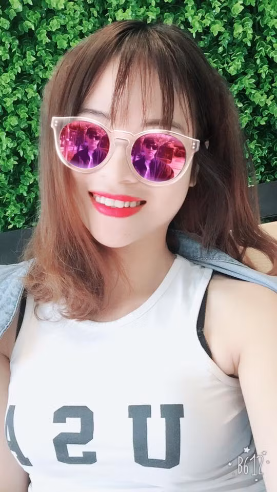 Các trận đấu V.League thường kết thúc khá muộn, khoảng từ 19h đến 20h vậy nên hành trình về nhà của Nguyễn Thu lại càng khó khăn hơn. Thân gái dặm trường, con đường lên tới hơn 50 km nhưng vì tình yêu lớn với các cầu thủ Nghệ An mà cô bạn này chẳng nề hà việc gì.