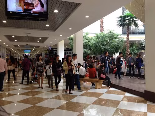 Các trung tâm thương mại tại Hà Nội như Royal City hay Times City, cũng là địa điểm được các bạn trẻ lựa chọn để giải trí những ngày đầu năm.