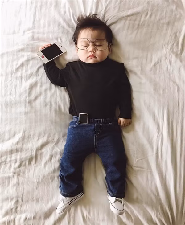 Cha mẹ của tiểu thần tiên Joey Marie Choi là Laura Izumikawa hiện là một thợ ảnh đến từ Los Angeles. Cứ đợi đến mỗi buổi trưa, bà mẹ nhiếp ảnh gia này lại bề bộn với những phụ kiện rồi lại hóa trang để đưa cô con gái mình vào những bức ảnh lưu niệm với rất nhiều bộ trang phục khác nhau.