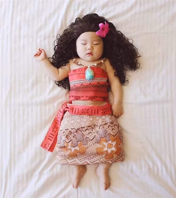 Không chỉ dừng lại ở thời trang của các nhân vật nổi tiếng, mẹ con bé Joey còn đưa người xem chu du khắp thế giới thông qua những bộ trang phục truyền thống của Việt Nam, Nhật Bản, Ecuador, Chile, Pháp trong bộ ảnh mới được đăng tải cách đây chưa lâu.