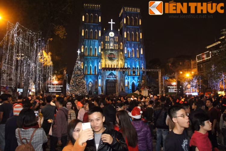 Dòng người đông đúc tại quảng trường nhà thờ Chính Tòa Hà Nội.