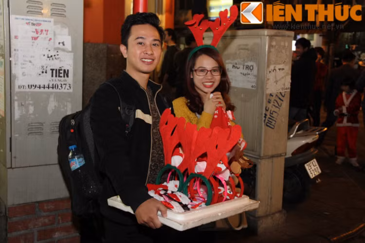 Tại các địa điểm vui chơi giải trí ở trung tâm Hà Nội, dòng người lũ lượt đổ về. Theo ghi nhận của PV tại phố đi bộ Hồ Gươm, các bạn trẻ đã đi chơi lễ Giáng sinh từ rất sớm. Họ hoan hỉ dắt tay nhau đi dạo trên con phố đi bộ.
