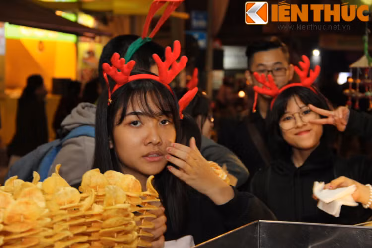 Ngoài phố đi bộ Hồ Gươm hay khu vực nhà thờ Chính Tòa, nhiều bạn trẻ còn chọn khu phố Tạ Hiện nơi có nhiều quán bar và tụ điểm vui chơi để tận hưởng lễ hội Giáng sinh.