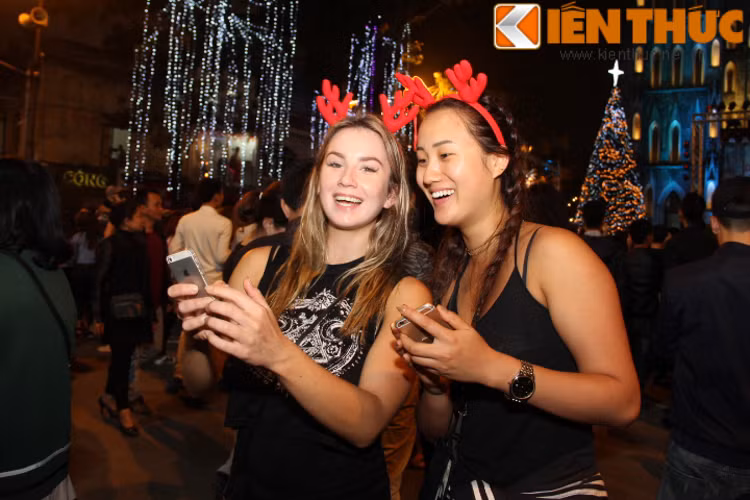 Không chỉ có các bạn trẻ Việt Nam mà còn có rất nhiều các bạn trẻ đến từ nước ngoài cũng hòa nhịp vui chơi Giáng sinh.