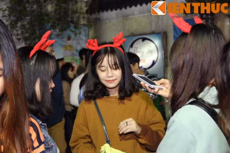 Các bạn trẻ hào hứng tận hưởng không khí Giáng sinh.