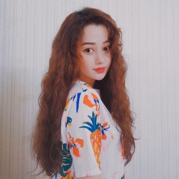 Ngọc Trân chia sẻ: "Hồi đó không hiểu sao tự tôi thấy mình không xấu nhưng ngoại hình lại cứ bị chọc ghẹo mãi làm cái gì cũng không thuận lợi. Hồi đó mặc áo dài thì bị trêu chọc, người bạn trai mình thầm thích cũng thương người khác, tập tành bán mỹ phẩm thì chẳng ai mua, khi mặc váy đẹp diễn văn nghệ trước toàn trường thì lại trở thành cho cười."