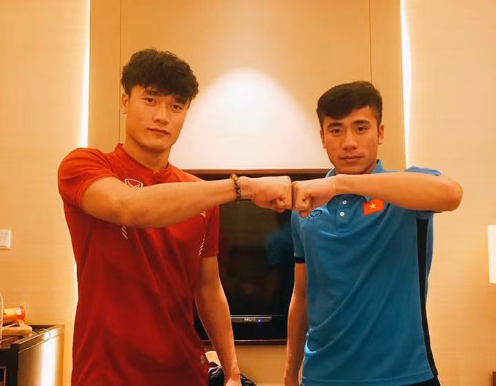 Khi lò đào tạo PVF tuyển người, Tiến Dũng lại không được chọn khi đã quá 1 tuổi còn người em của mình là Tiến Dụng lại trúng tuyển để "nam tiến" ăn tập. Giấu đi nỗi buồn của bản thân, thủ thành người Thanh Hóa ở lại quê và đặt hết niềm tin thành tài vào người em trai của mình. Về quê, Dũng làm việc đồng áng để phụ giúp gia đình nhưng khi nông nhàn, người hùng của U23 Việt Nam sau này đã xin thêm việc để kiếm thêm thu nhập, cải thiện kinh tế khi mới 15 tuổi.