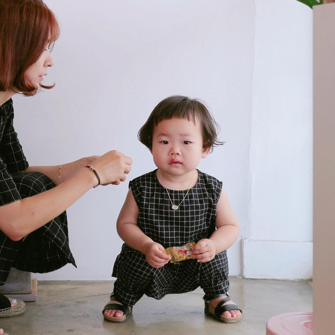 Những bình luận khen ngợi ngoại hình xinh đẹp và tươi tắn của mẹ Hye Ju đã được dân mạng gửi đi sau khi những bức ảnh bà mẹ trẻ Hàn Quốc này được dân mạng tìm thấy.