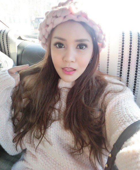 Nhiều người không còn nhận ra Vanrisa Namirach của ngày xưa với làn da bánh mật và khuôn mặt bánh đúc. Thay vào đó là một cô hot girl xinh đẹp với làn da không tì vết, trắng hồng và một khuôn mặt góc cạnh hút hồn người nhìn.