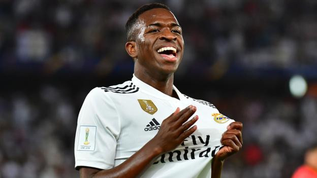 Theo Fox Sports, Real Madrid hoàn toàn có thể chiêu mộ Mbappe rẻ hơn với 1 điều kiện, đó là BLĐ Los Blancos phải đồng thuận cho Vinicius Junior ra đi theo chiều ngược lại với PSG.