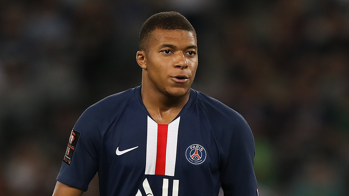  Chuyển nhượng bóng đá mới nhất từ Daily Record, Kylian Mbappe sẽ ở lại PSG ít nhất là đến hết mùa giải 2020/21. Tiền đạo trẻ người Pháp vẫn dự tính tương lai, nhưng là sau khoảng thời gian này.