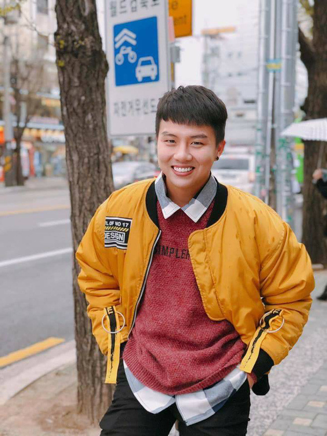 Trên Facebook cá nhân, Duy Khánh thường xuyên chia sẻ những đoạn clip và hình ảnh hài hước thường ngày của mình. Những hành động rất nhỏ như chụp ảnh tự sướng, quay clip hướng dẫn cách cười hay đi ăn lề đường thôi nhưng qua tay anh chàng "thánh lầy" mạng xã hội này thì lại khiến dân tình phải cười lăn lê.