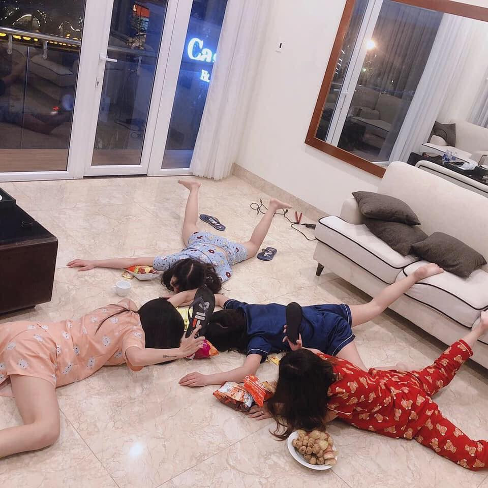 Nickname M.T cho biết: "Khi nhìn thấy những bức ảnh của hội bạn thân lầy lội trong bữa tiệc chia tay đời độc thân trên mạng xã hội, nhiều thành viên mạng đã bất ngờ tag tên các đồng đội của mình, hẹn hò thực hiện bộ ảnh "chất như nước cất".