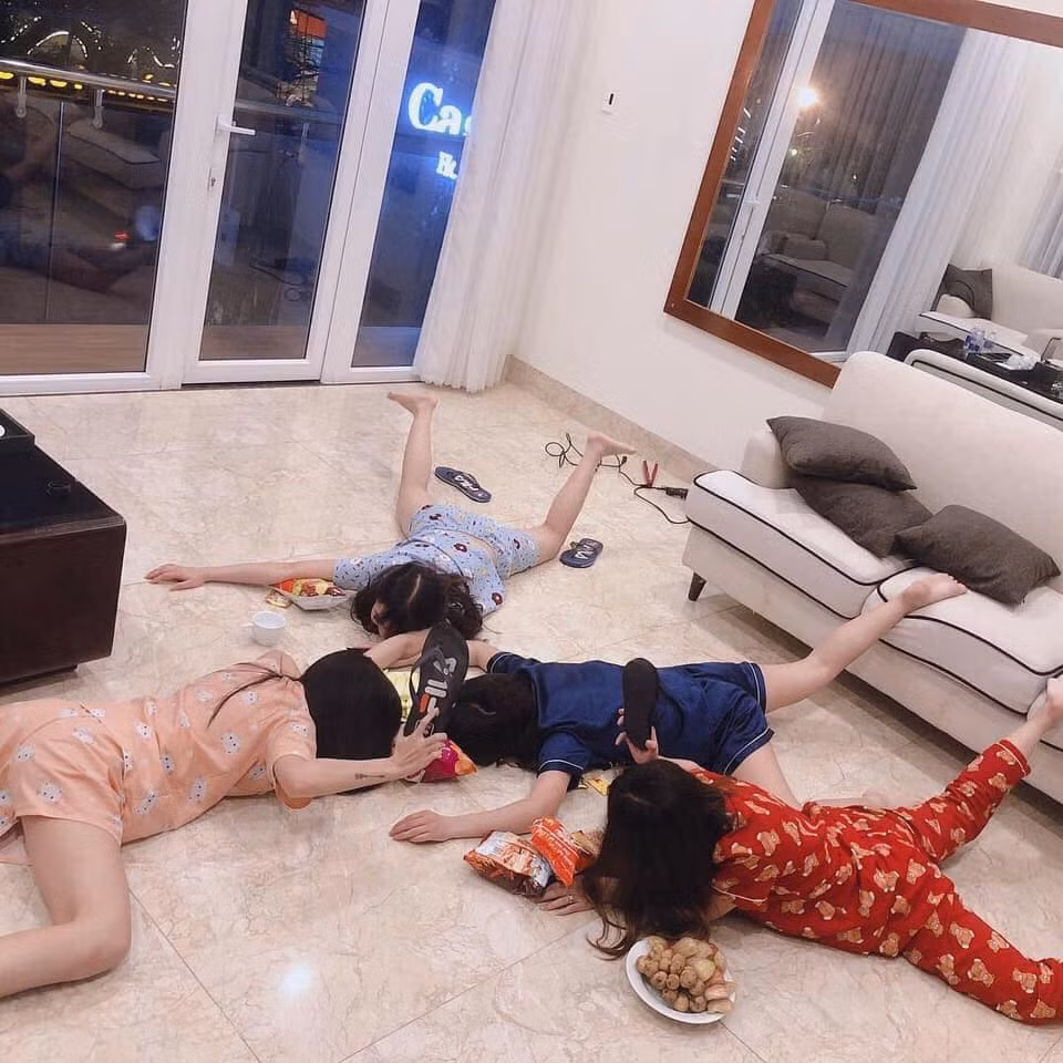 Nickname M.T cho biết: "Khi nhìn thấy những bức ảnh của hội bạn thân lầy lội trong bữa tiệc chia tay đời độc thân trên mạng xã hội, nhiều thành viên mạng đã bất ngờ tag tên các đồng đội của mình, hẹn hò thực hiện bộ ảnh "chất như nước cất".