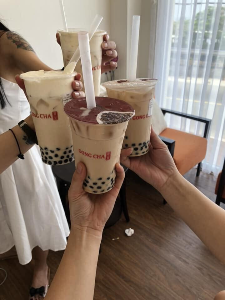 Trà sữa không thể thiếu trong bữa tiệc chia tay độc thân của hội chị em.