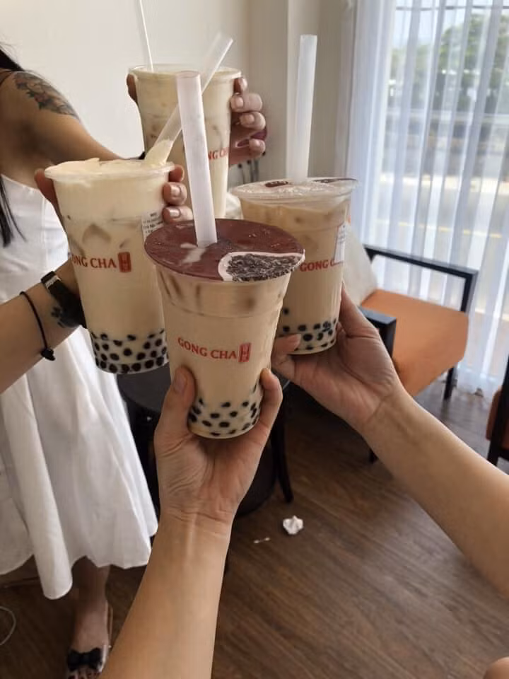 Trà sữa không thể thiếu trong bữa tiệc chia tay độc thân của hội chị em.