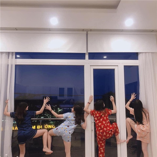 Trong bữa tiệc chia tay độc thân, hội bạn thân là các cô gái cùng nhau làm những điều điên rồ nhất, chẳng sợ ai la rầy, chẳng sợ ai đánh giá…