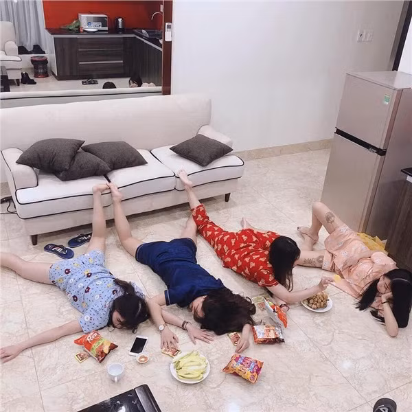 Trong khi cô gái đầu tiên trong hội bạn thân toàn nữ đi cưới chồng, bữa tiệc chia tay thời độc thân chắc chắn sẽ rất ý nghĩa, với tất cả. Một bữa tiệc thâu đêm không ai quấy rầy, một khoảng không gian có cả nụ cười lẫn nước mắt.