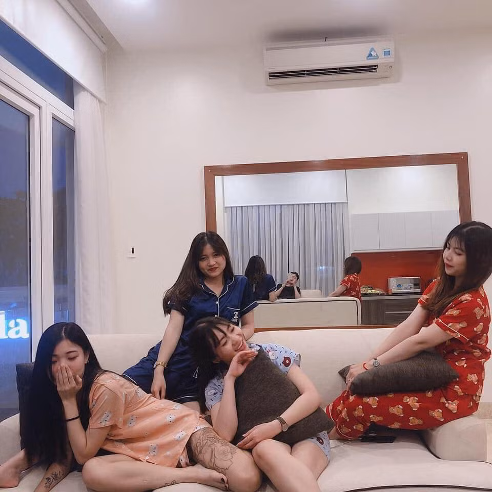 Tạo dáng bất chấp...