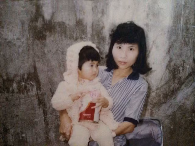 Khi bé xíu, cô sở hữu gương mặt xinh xắn.