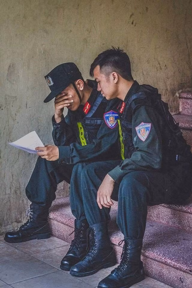 Hai người lính chia sẻ với nhau cảm xúc người yêu cũ gửi thiệp mời cưới.