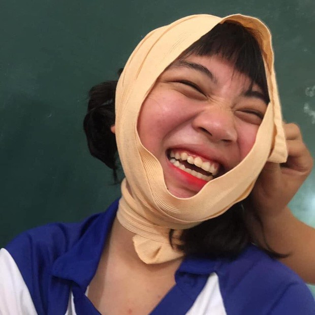 Trong khi thầy giáo dạy quân sự tay thoăn thoắt, băng bó đến đâu, gọn gàng đến đây thì khi thực hành băng bó sơ cứu của học sinh lại hoàn toàn khác biệt.