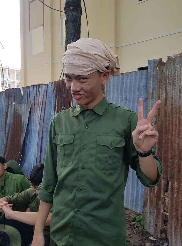 Những hình ảnh hài hước băng bó cứu thương đã mau chóng thu hút sự quan tâm của cộng đồng mạng, nhiều bình luận tỏ ra vô cùng đồng cảm.