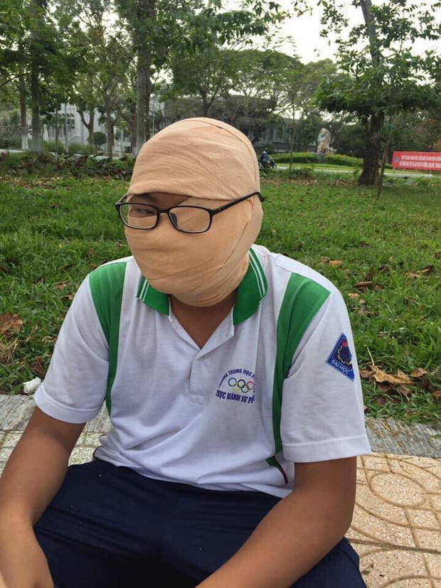 Học phần quân sự sẽ luôn là khoảng thời gian đáng nhớ của tất cả các bạn học sinh, sinh viên với những hình ảnh cười ra nước mắt của tiết học băng bó cứu thương đặc biệt này.