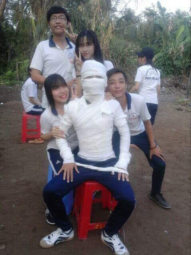 Băng bó cho bạn cùng lớp mà khiến cho dân mạng phải bật cười như thế này thì có lẽ đã đạt đến trình độ thượng thừa