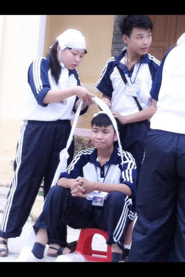 Tài khoản Nguyễn Thị Ngọc Duy chia sẻ: "Những kẻ bị thương lại đi băng bó vết thương cho người khác". Còn nickname Lê Trọng Nam bình luận: "Không biết có phải sinh năm con chuột bạch không mà bị lấy ra làm mẫu".