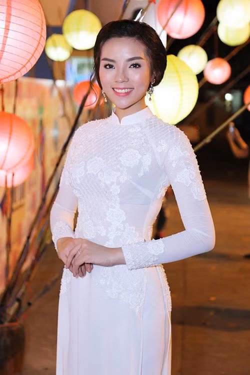 Dù không phải là chiếc áo dài trắng tinh tuyền của áo dài trắng nữ sinh nhưng Hoa hậu Kỳ Duyên vẫn tạo nên điểm nhấn bằng nụ cười tươi và thân hình chẳng chê vào đâu được.