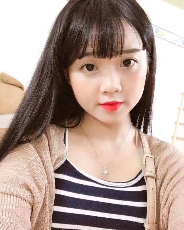 Mang khuôn mặt trẻ con là vậy, Nhưng Ái Vi lại là cô gái rất chững chạc và trưởng thành. Hiện tại, cô đang đi làm và nuôi em trai ăn học, tự lo tiền trọ cho cả 2 chị em.