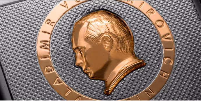 Caviar vừa cho ra mắt mẫu iPhone 6S chạm chân dung ông Putin bằng vàng ở ốp lưng.