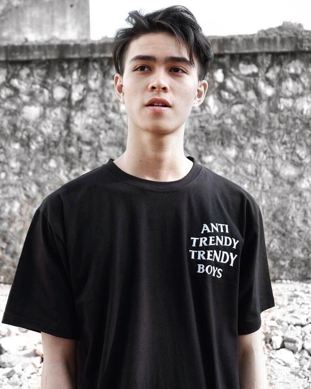 Không ít người ngay sau đó đã phải hóng info của anh chàng này và họ khá tò mò không biết nam sinh đẹp trai này có phải con lai vì có vẻ ngũ quan của cậu bạn trông khá lạ.