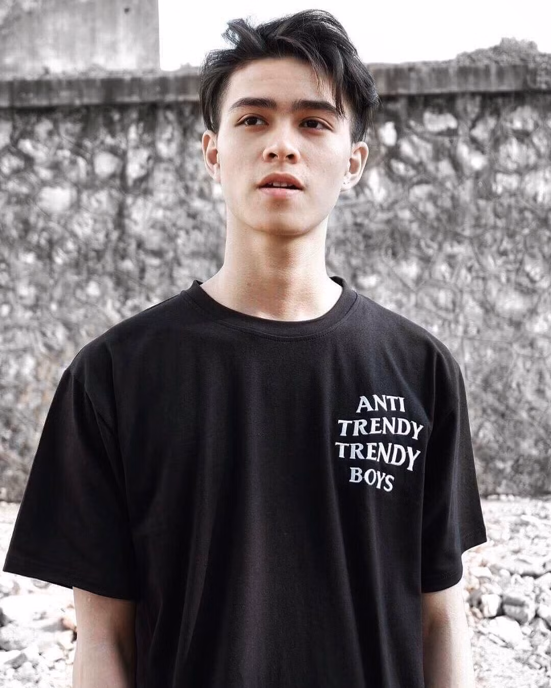 Không ít người ngay sau đó đã phải hóng info của anh chàng này và họ khá tò mò không biết nam sinh đẹp trai này có phải con lai vì có vẻ ngũ quan của cậu bạn trông khá lạ.