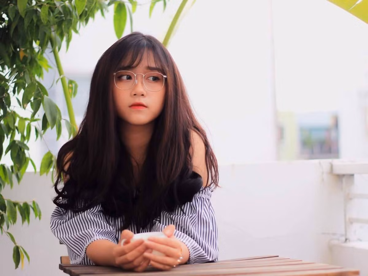 Mới đây trên mạng xã hội, các dân mạng đã cất công sưu tầm không ít những khoảnh khắc khi các cô nàng đeo kính.