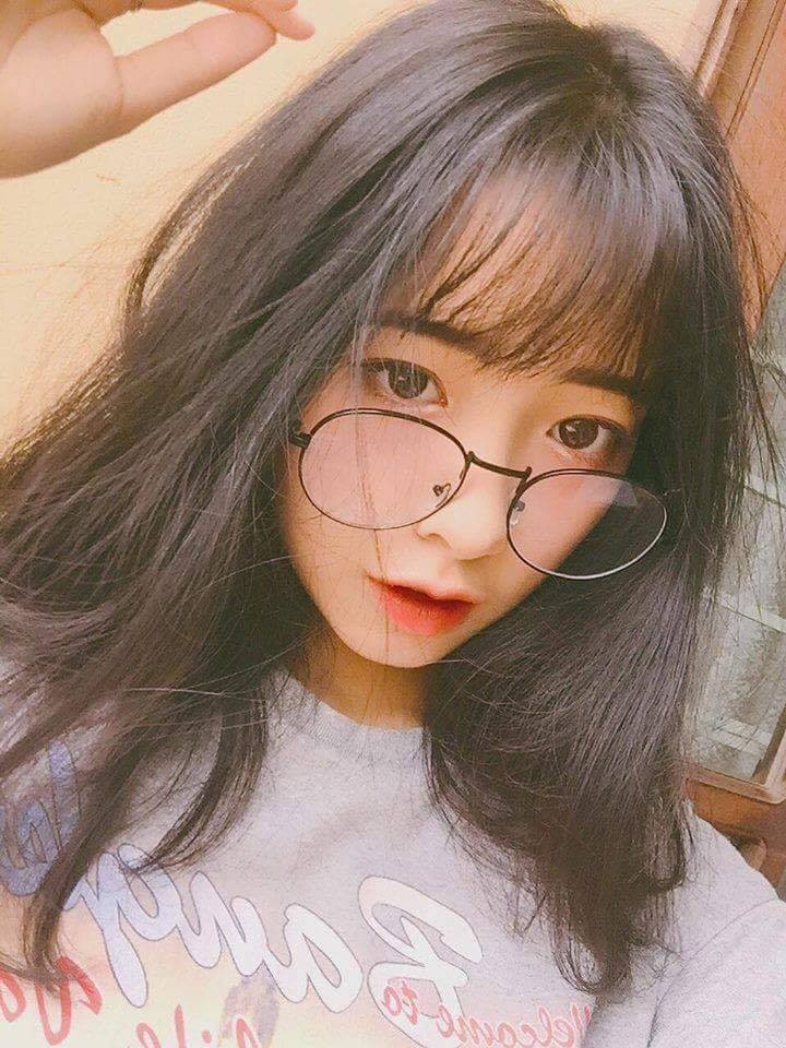 Từ kính mắt tròn hay kính mắt vuông những cô gái đeo kính luôn thu hút sự chú ý từ người đối diện.