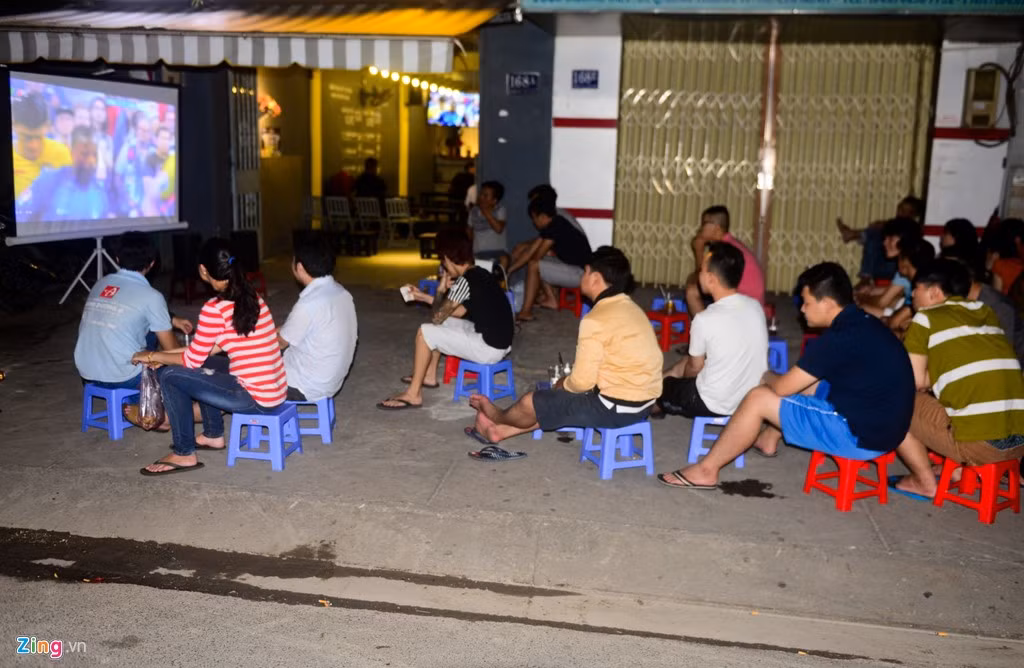 Họ bỏ ra chỉ từ 15.000 đồng trở lên mua ly nước ngồi xem từ đầu tới cuối rất vui vẻ.