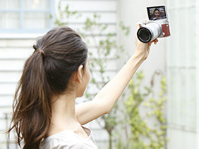 Những bức ảnh tự sướng được thực hiện bằng chiếc máy ảnh có chế độ gương lật 360 độ.