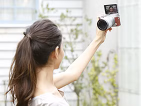 Những bức ảnh tự sướng được thực hiện bằng chiếc máy ảnh có chế độ gương lật 360 độ.